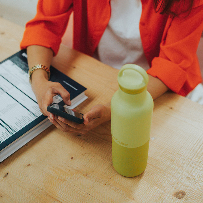 20oz-rise-classic-with-arch-loop-cap-v1 20oz_rise_classic_insulated_bottle_acacia_worker_phone_square.jpg