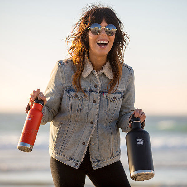 64oz-classic-with-loop-cap-o8 64oz_insulated_classic_black_beach_smile_square.jpg
