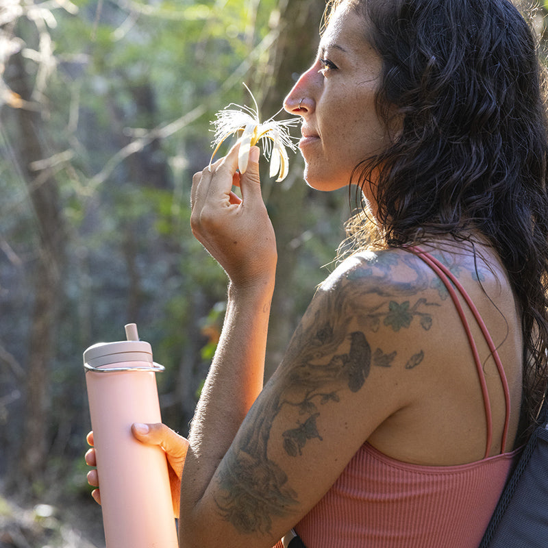 20oz-tkwide-with-twist-cap-t5 tkwide_20oz_insulated_bottle_twist_woman_flower_costarica_square.jpg